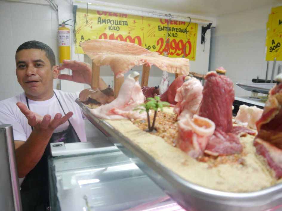 El carnicero Henry Nélson Sánchez afila cuchillos para presentar el pesebre más novedoso de Chinchiná, que es elaborado con piezas de res y cerdo. Lleva 22 años con la tradición de hacerlos con carne y los exhibe en su fama ubicada en el sector de Bomberos, de Chinchiná. El carnicero Henry Nélson Sánchez afila cuchillos para presentar el pesebre más novedoso de Chinchiná, que es elaborado con piezas de res y cerdo. Lleva 22 años con la tradición de hacerlos con carne y los exhibe en su fama ubicada en el sector de Bomberos, de Chinchiná.