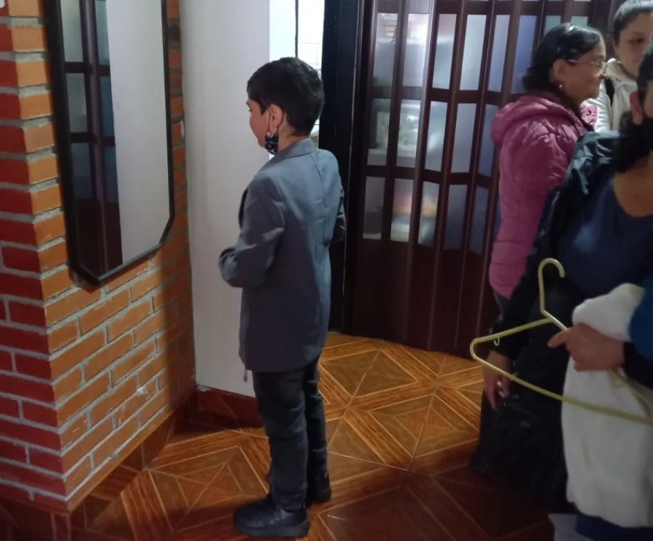 La Fundación Granito de Arena celebrará la Primera Comunión a 19 niños de Maltería y veredas vecinas. Algunos se estuvieron probando esta semana los vestidos para la ceremonia. Fundación Granito de Arena