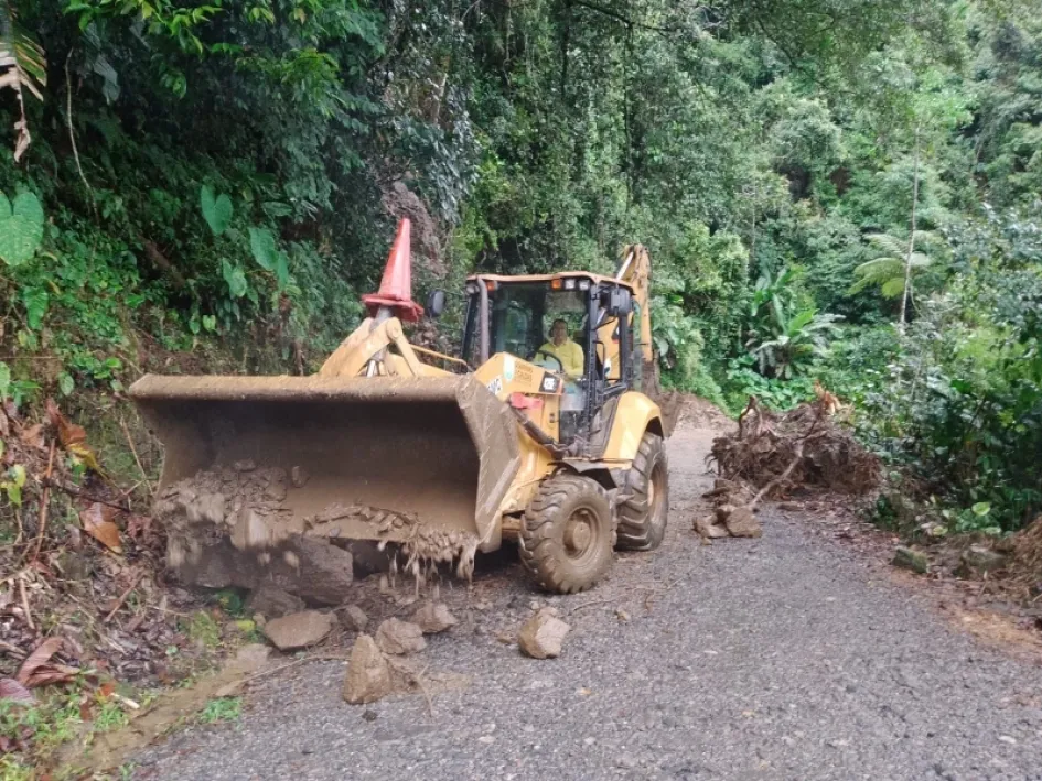 Maquinaria amarilla trabaja para habilitar el paso en las vías de Caldas afectadas por las lluvias. Maquinaria amarilla trabaja para habilitar el paso en las vías de Caldas afectadas por las lluvias.