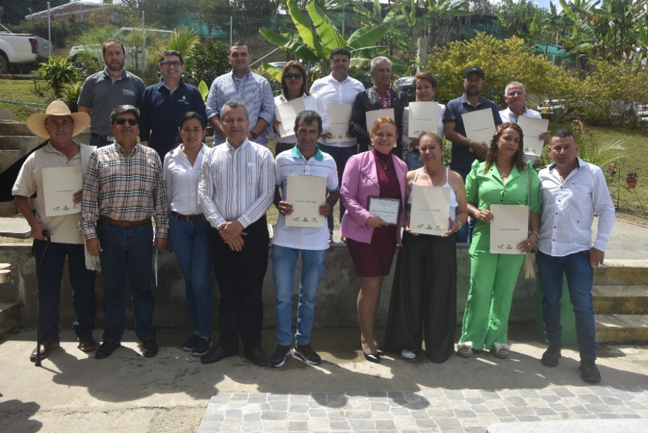 En La Merced, el grupo de propietarios de predios que ahora son exportadores. En La Merced, el grupo de propietarios de predios que ahora son exportadores.