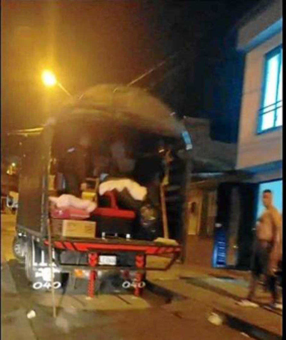 Generó indignación en la ciudadanía que, aparentemente, los policías en Chinchiná estén usando los camiones de la institución para uso personal. Generó indignación en la ciudadanía que, aparentemente, los policías en Chinchiná estén usando los camiones de la institución para uso personal.