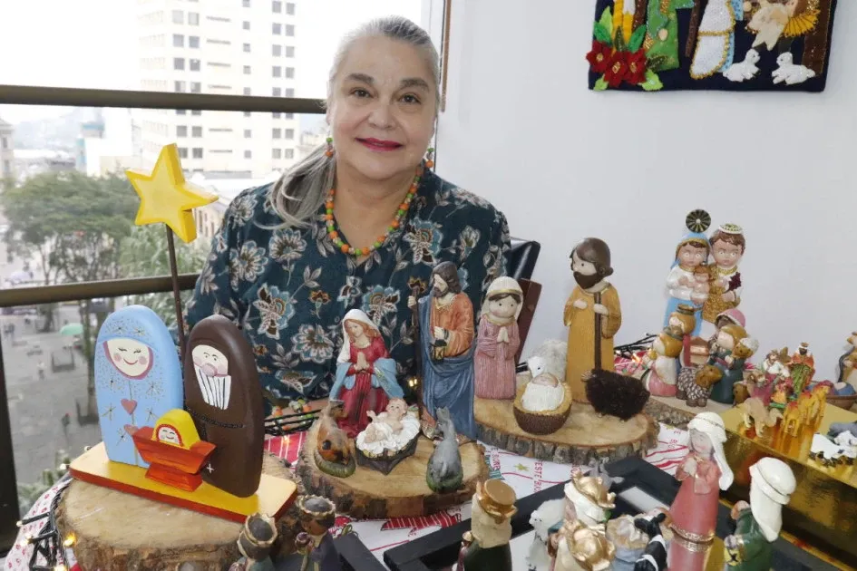 Ana Clemencia Mejía Valencia posa con algunos de sus pesebres que exhibe en un salón de la calle 23 de Manizales. Ana Clemencia Mejía Valencia, coleccionista de pesebres
