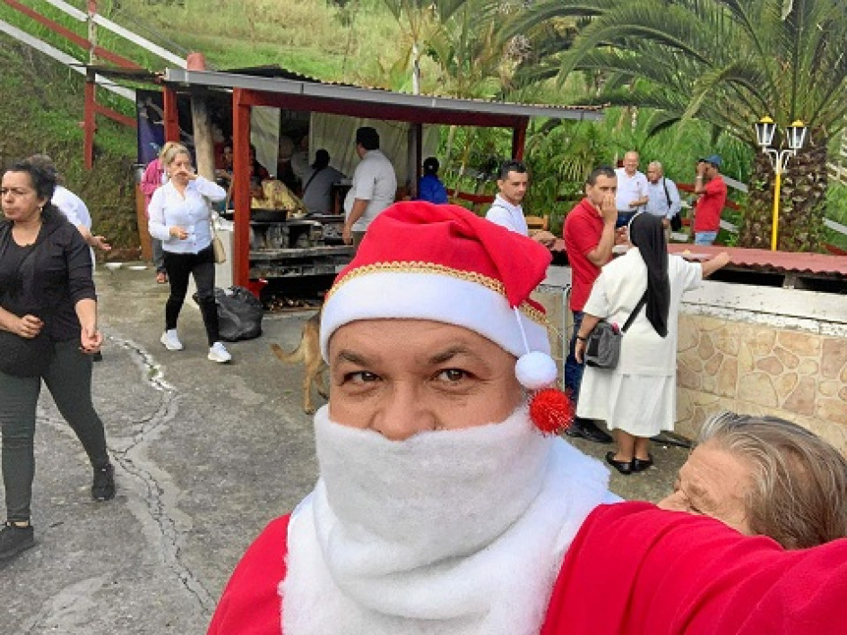 El padre Martín Ortega, párroco de la Basílica Menor San Antonio de Padua de Manzanares, se vistió de Papá Noel en una integración navideña.