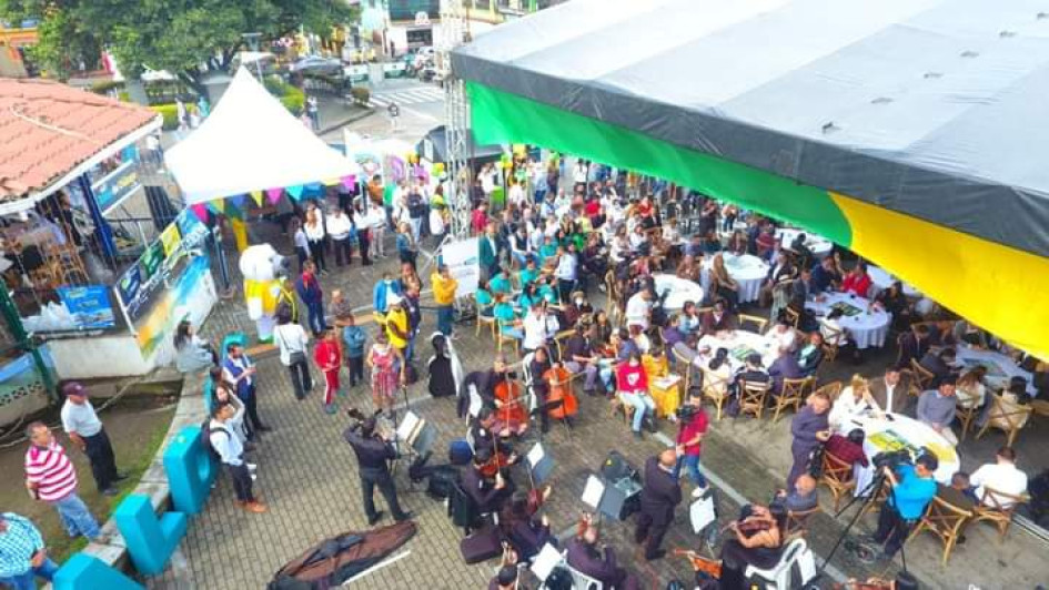 El balance de gestión de la Gobernación de Caldas en Villamaría causó un gran trancón en el municipio porque, por varios días, se cerraron vías del parque principal. El balance de gestión de la Gobernación de Caldas en Villamaría causó un gran trancón en el municipio porque, por varios días, se cerraron vías del parque principal.