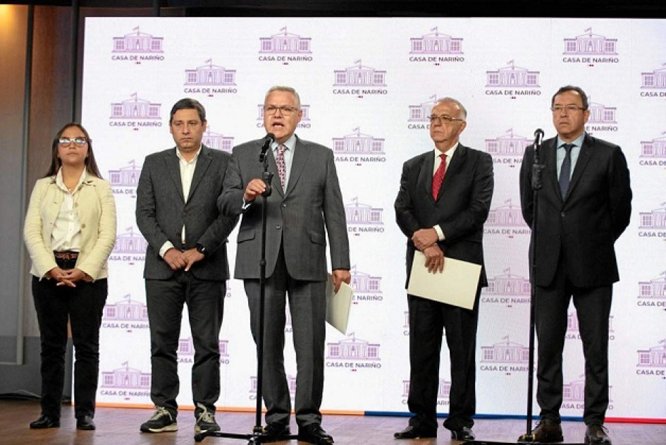 Néstor Osuna, ministro de Justicia (centro), anunció ayer que el Gobierno tomó la decisión de designar siete voceros de paz para acompañar la misión de desescalar la conflictividad social en el país y promover la reconciliación. Néstor Osuna, ministro de Justicia (centro), anunció ayer que el Gobierno tomó la decisión de designar siete voceros de paz para acompañar la misión de desescalar la conflictividad social en el país y promover la reconciliación.