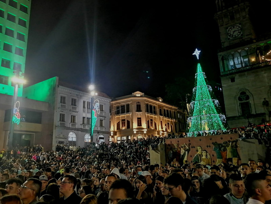 En la Plaza de Bolívar se llevó a cabo el encendido oficial del alumbrado navideño. La Alcaldía aprovechó el encuentro para anunciar artistas y actividades de la Feria del 2023. En la Plaza de Bolívar se llevó a cabo el encendido oficial del alumbrado navideño. La Alcaldía aprovechó el encuentro para anunciar artistas y actividades de la Feria del 2023.