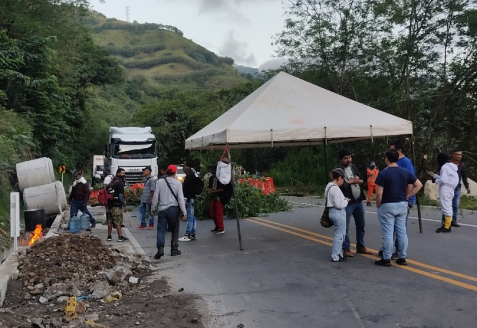 Este es el cierre vial que se presenta cerca al municipio de Marmato, en Caldas, debido a protestas mineras. Este es el cierre vial que se presenta cerca al municipio de Marmato, en Caldas, debido a protestas mineras.