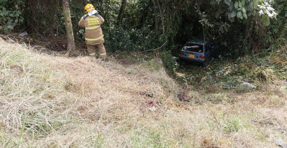 El automóvil rodó, con dos ocupantes, por una ladera en el barrio Bengala. El automóvil rodó, con dos ocupantes, por una ladera en el barrio Bengala.