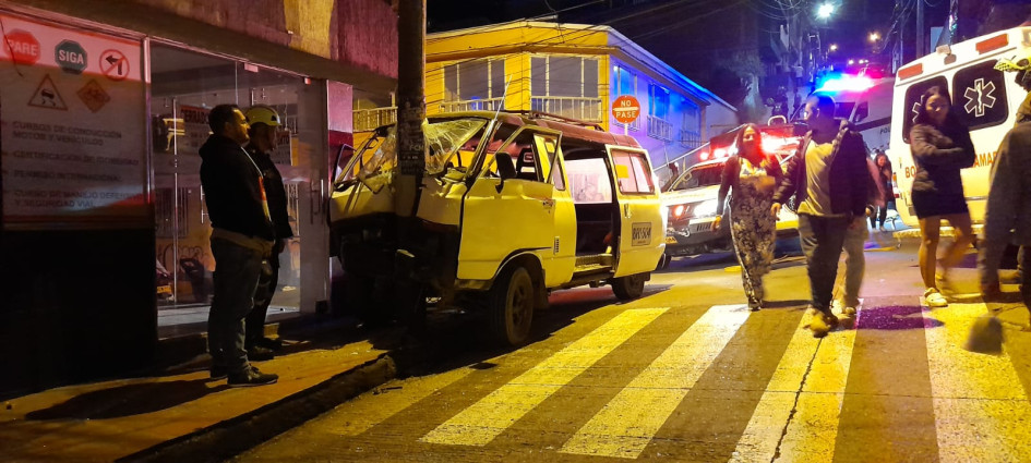 En la camioneta iban seis personas. Los dos ocupantes de adelante resultaron heridos. En la camioneta iban seis personas. Los dos ocupantes de adelante resultaron heridos.