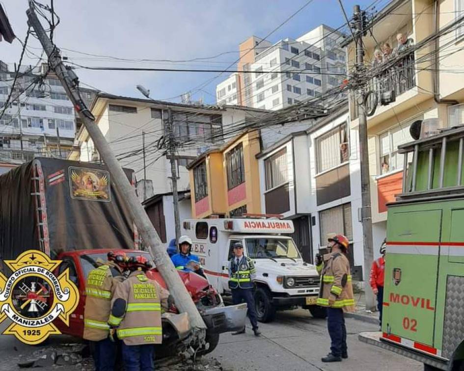 El poste, de cemento, se fracturó tras el choque. El poste, de cemento, se fracturó tras el choque.