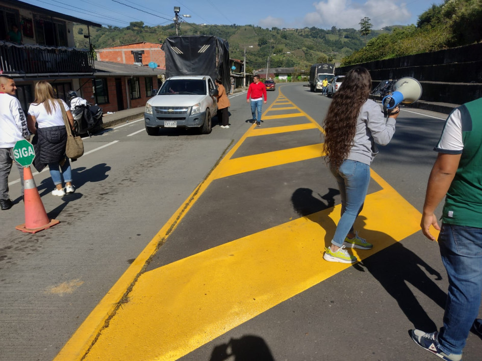 Inicialmente, se impidió el cobro en el peaje, pero luego se bloqueó por completo el tránsito vehicular. Inicialmente, se impidió el cobro en el peaje, pero luego se bloqueó por completo el tránsito vehicular.