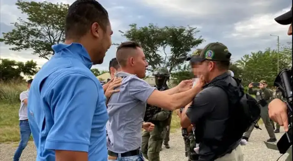 El director de la Policía Nacional, general Henry Sanabria, publicó en su cuenta de Twitter una foto del niño abrazando a su padre y escoltado por miembros de la Dirección Antisecuestro y Antiextorsión de la institución. El director de la Policía Nacional, general Henry Sanabria, publicó en su cuenta de Twitter una foto del niño abrazando a su padre y escoltado por miembros de la Dirección Antisecuestro y Antiextorsión de la institución.