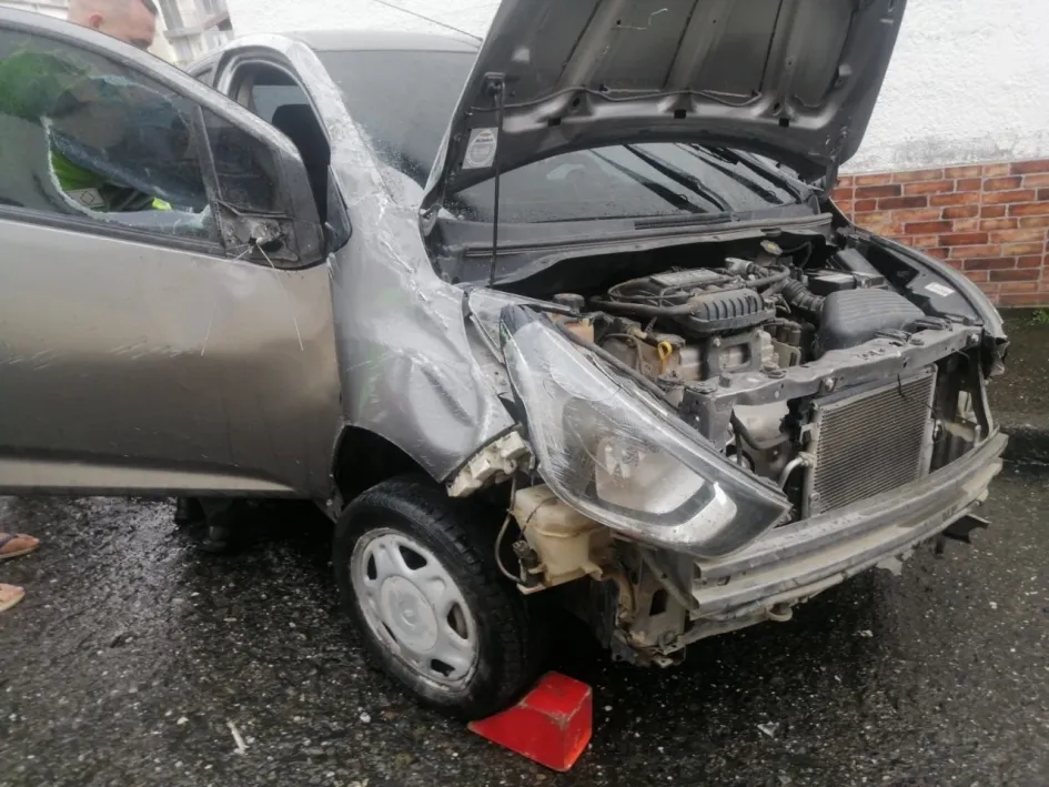 Triple choque para carro que se volcó en La Carolita: otro automotor, poste y vivienda Así quedó el carro después del accidente.