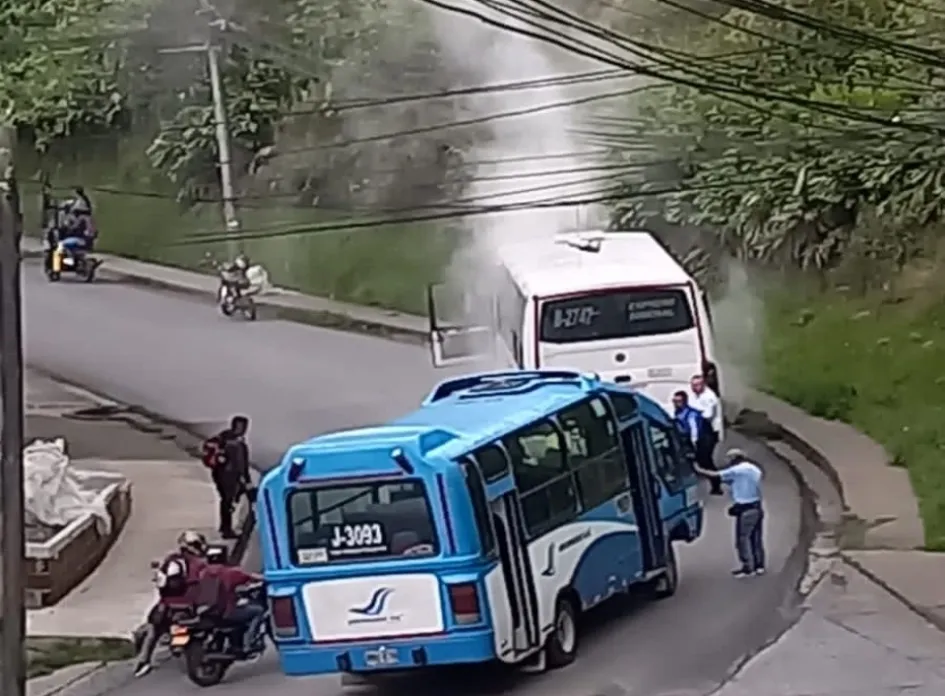 La buseta se incendió en la vía que conduce de Villanueva a Onda de Otún. La buseta incendiada.
