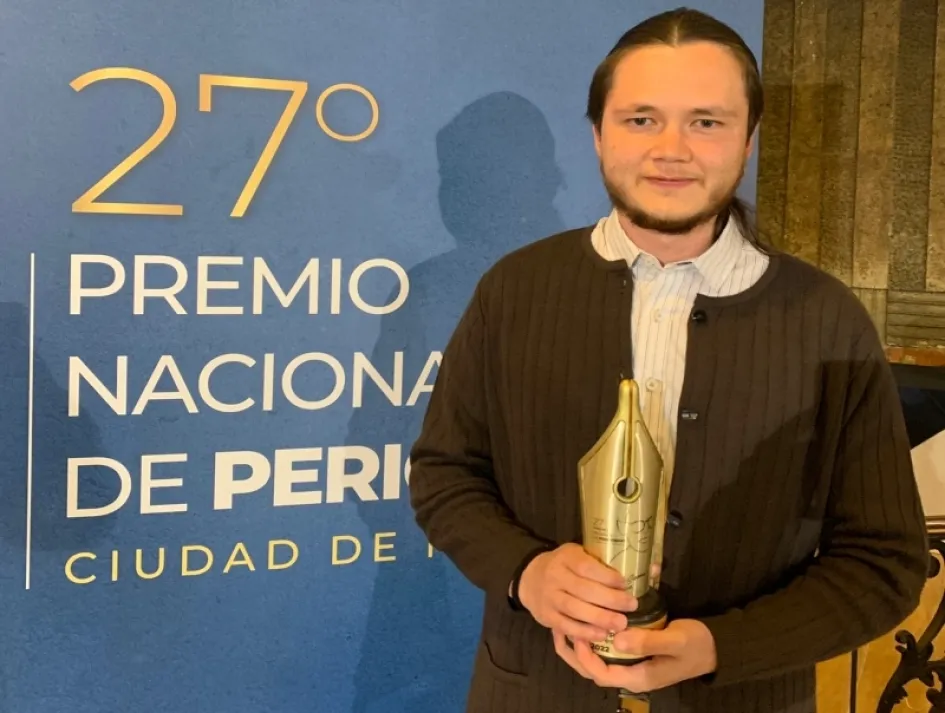 Andrés Villamizar, periodista de la sección Balance, con el galardón del Premio de Periodismo Ciudad de Manizales, en la categoría prensa escrita profesional. Andrés Villamizar, periodista de la sección Balance, con el galardón del Premio de Periodismo Ciudad de Manizales, en la categoría prensa escrita profesional.