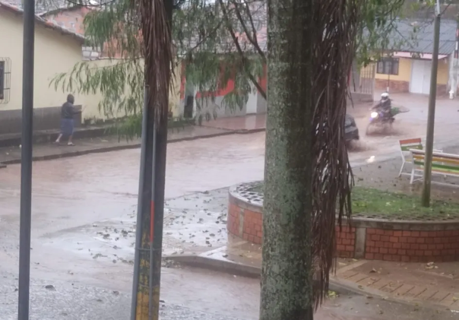 Así se ven las calles de Supía (Caldas) con las lluvias de este sábado. Así se ven las calles de Supía (Caldas) con las lluvias de este sábado.