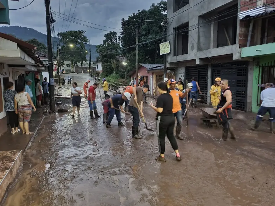 En vísperas de nochebuena, familias de Supía atendieron la inundación. En vísperas de nochebuena, familias de Supía atendieron la inundación.