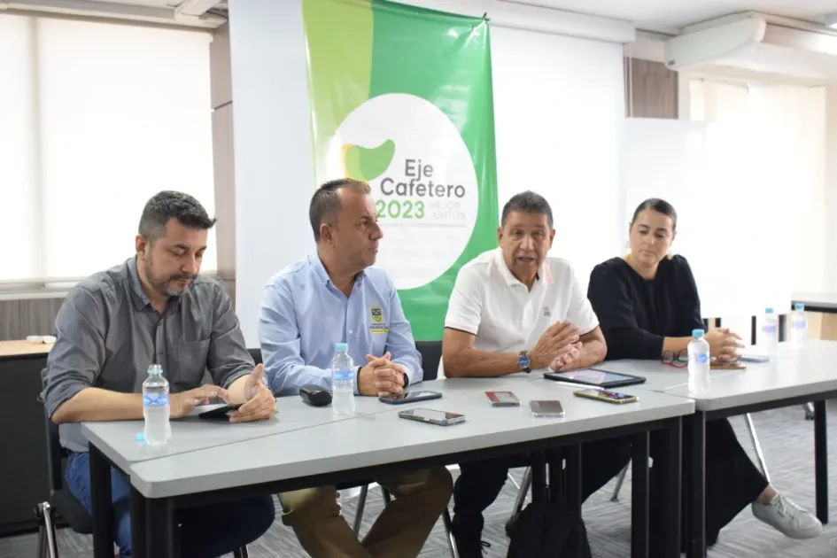 Jhon Jairo Velásquez (c), en rueda de prensa en Pereira. Jhon Jairo Velásquez (c), en rueda de prensa en Pereira.