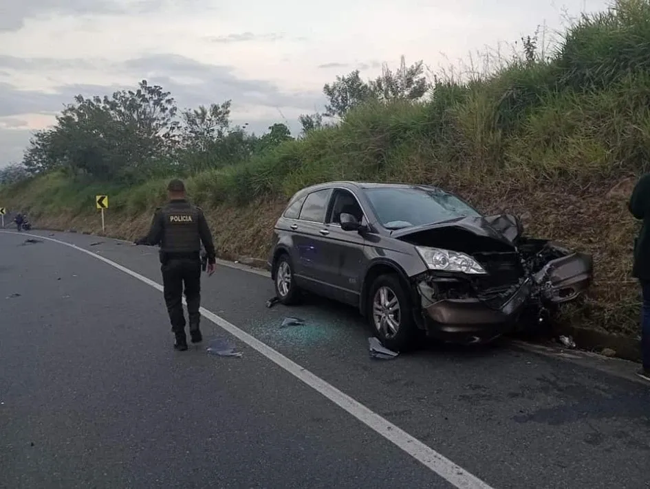 Según testigos, la mujer chocó de frente contra la camioneta y su muerte fue instantánea. Según testigos, la mujer chocó de frente contra la camioneta y su muerte fue instantánea.
