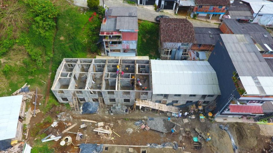 Equipo de la Gobernación de Caldas inspeccionando uno de los lotes para la construcción de viviendas. Equipo de la Gobernación de Caldas inspeccionando uno de los lotes para la construcción de viviendas.