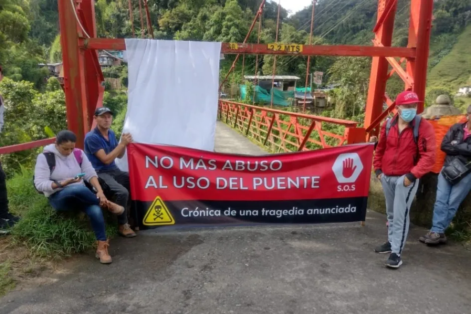 Bloquean glorieta de Los Cedros y el puente Olivares, reclaman por abandono en las obras Bloquean glorieta de Los Cedros y el puente Olivares, reclaman por abandono en las obras