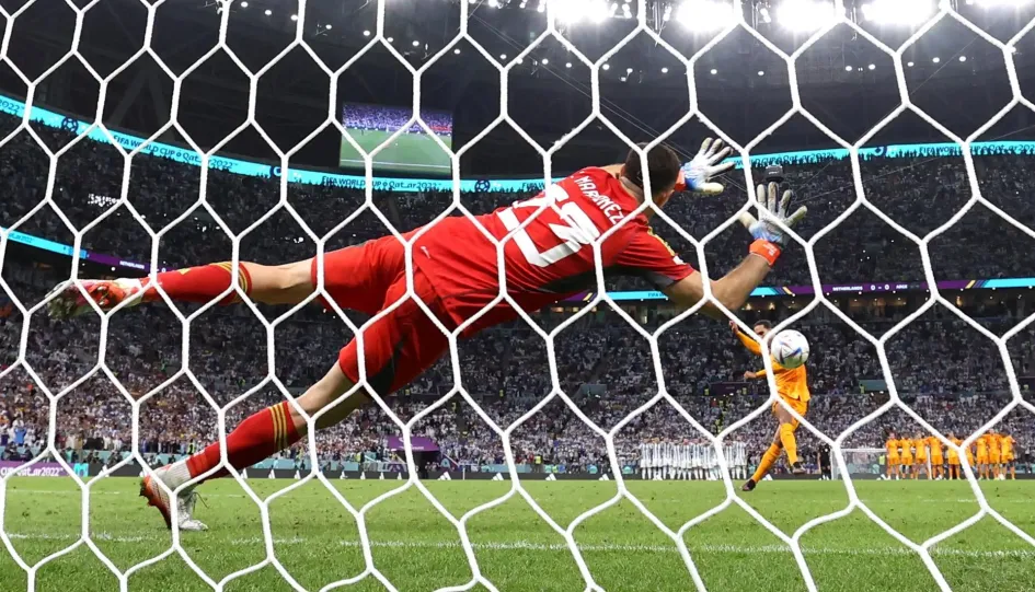 El portero Emiliano Martínez de Argentina ataja el penalti de Virgil van Dijk de los Países Bajos en la tanda de penales durante el partido de fútbol de cuartos de final de la Copa Mundial de la FIFA 2022 entre los Países Bajos y Argentina en el Estadio Lusail en Lusail, Qatar El portero Emiliano Martínez de Argentina ataja el penalti de Virgil van Dijk de los Países Bajos en la tanda de penales durante el partido de fútbol de cuartos de final de la Copa Mundial de la FIFA 2022 entre los Países Bajos y Argentina en el Estadio Lusail en Lusail, Qatar