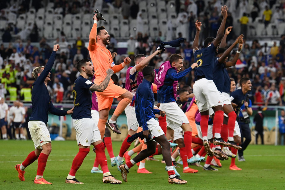 Los jugadores de Francia celebran después del partido de fútbol de octavos de final de la Copa Mundial de la FIFA 2022 entre Francia y Polonia en el estadio Al Thumama en Doha, Qatar. Los jugadores de Francia celebran después del partido de fútbol de octavos de final de la Copa Mundial de la FIFA 2022 entre Francia y Polonia en el estadio Al Thumama en Doha, Qatar.