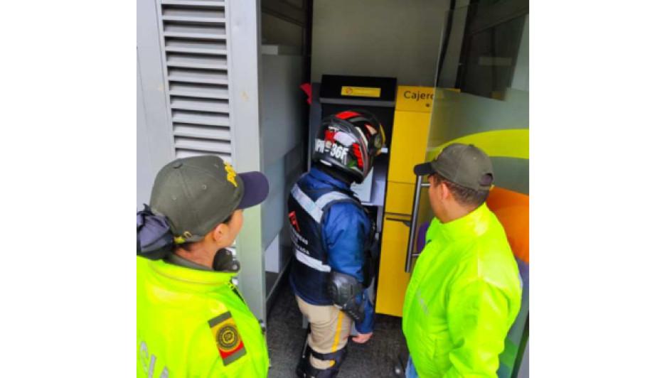 Campañas de la Policía para evitar robos en los cajeros. Campañas de la Policía para evitar robos en los cajeros.
