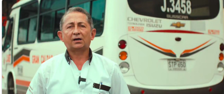 Carlos Iván Posada, conductor de la empresa de colectivos Gran Caldas, le devolvió a un pasajero dos celulares de alta gama que había dejado en su vehículo. Carlos Iván Posada, conductor de la empresa de colectivos Gran Caldas, le devolvió a un pasajero dos celulares de alta gama que había dejado en su vehículo.