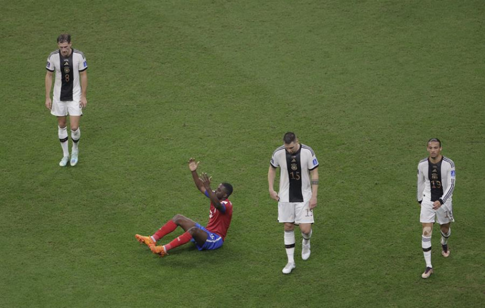 El jugador costarricense Joel Campbell (rojo) celebra uno de los goles de su selección, ante la impotencia demostrada por los alemanes. Ambos combinados quedaron eliminados del Mundial. El jugador costarricense Joel Campbell (rojo) celebra uno de los goles de su selección, ante la impotencia demostrada por los alemanes. Ambos combinados quedaron eliminados del Mundial.