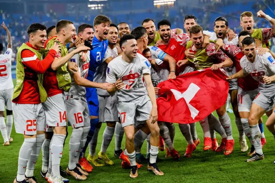 Los futbolistas de Suiza celebran la victoria y la clasificación durante el partido de fútbol del Grupo G de la Copa Mundial de la FIFA Qatar 2022 entre Serbia y Suiza en el Estadio 974, en Doha, Catar. Los futbolistas de Suiza celebran la victoria y la clasificación durante el partido de fútbol del Grupo G de la Copa Mundial de la FIFA Qatar 2022 entre Serbia y Suiza en el Estadio 974, en Doha, Catar.