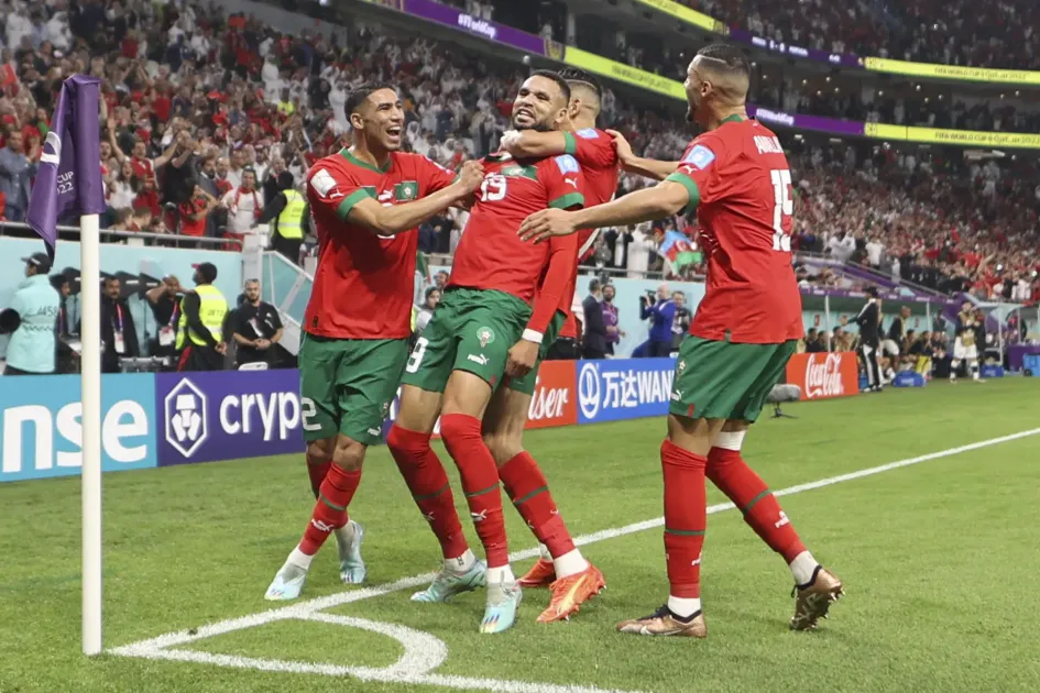 Youssef En-Nesyri (c) de Marruecos celebra un gol hoy, en un partido de los cuartos de final del Mundial de Fútbol Qatar 2022 entre Marruecos y Portugal en el estadio Al Zumama en Doha (Catar). Youssef En-Nesyri (c) de Marruecos celebra un gol hoy, en un partido de los cuartos de final del Mundial de Fútbol Qatar 2022 entre Marruecos y Portugal en el estadio Al Zumama en Doha (Catar).