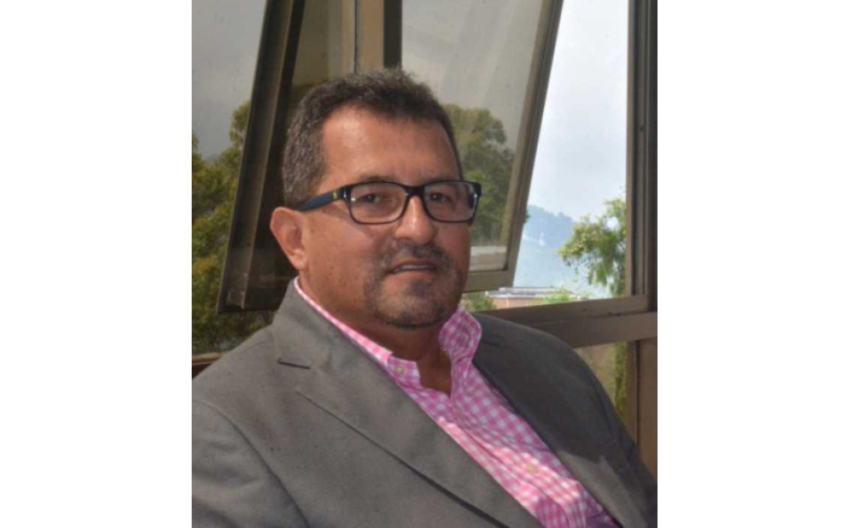 Fabio Arias pasa de ser el secretario de Educación departamental a ser el rector de la Universidad de Caldas. Fabio Arias pasa de ser el secretario de Educación departamental a ser el rector de la Universidad de Caldas.