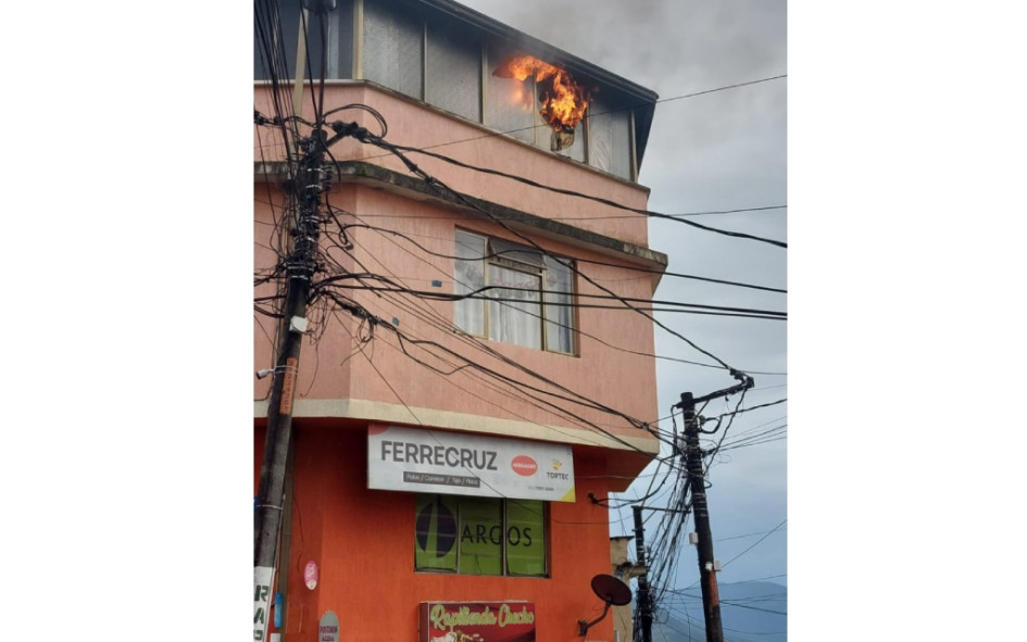 Los vecinos alertaron al organismo de socorro tras notar que salía humo de la vivienda. Los vecinos alertaron al organismo de socorro tras notar que salía humo de la vivienda.