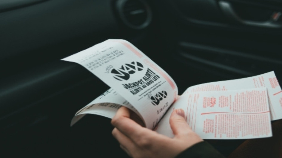 Mujer en un carro con billetes de lotería. Lotería de Manizales resultado 28 de diciembre de 2022