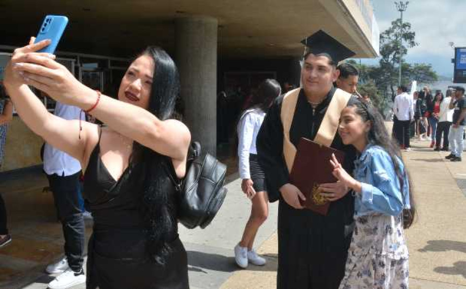 A Santiago Quintero, graduado en el Liceo Isabel la Católica de Manizales, lo acompañaron ayer su madre, Kelly, y su hermana, Salomé. A Santiago Quintero, graduado en el Liceo Isabel la Católica de Manizales, lo acompañaron ayer su madre, Kelly, y su hermana, Salomé.