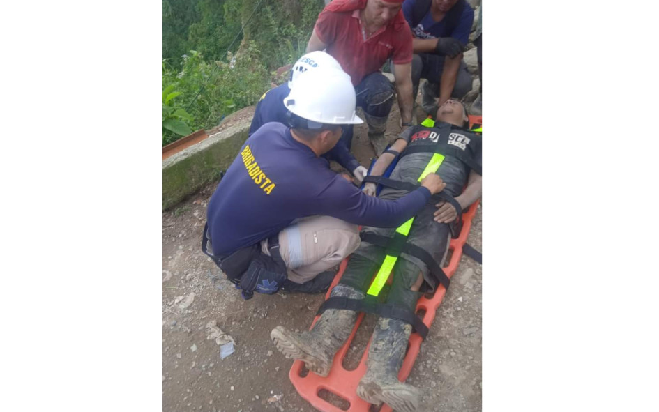 Momento en el que los socorristas ponen al herido en una camilla para su posterior traslado a un centro asistencial. Momento en el que los socorristas ponen al herido en una camilla para su posterior traslado a un centro asistencial.