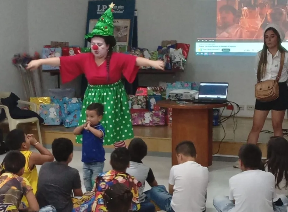 Los niños se entretuvieron, divirtieron y recibieron regalos Entrega de regalos en El periódico de casa
