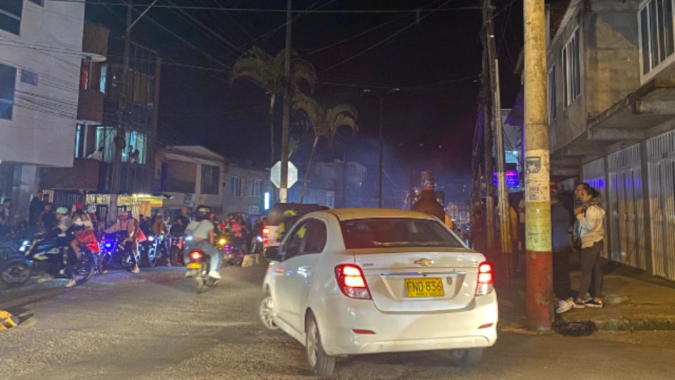 Por la Avenida El Libertador la oscuridad también imperaba, al menos así se ve en la foto enviada antes de que encendieran el alumbrado navideño.