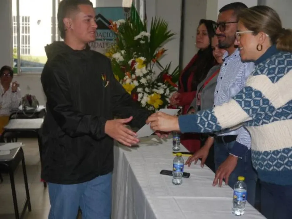 Población vulnerable de Villamaría participó en un curso corto de gastronomía, en el que aprendieron a elaborar una oferta variada de platillos y de dulcería. Brayan Samir Arredondo recibe su diploma en gastronomía. Población vulnerable de Villamaría participó en un curso corto de gastronomía, en el que aprendieron a elaborar una oferta variada de platillos y de dulcería. Brayan Samir Arredondo recibe su diploma en gastronomía.