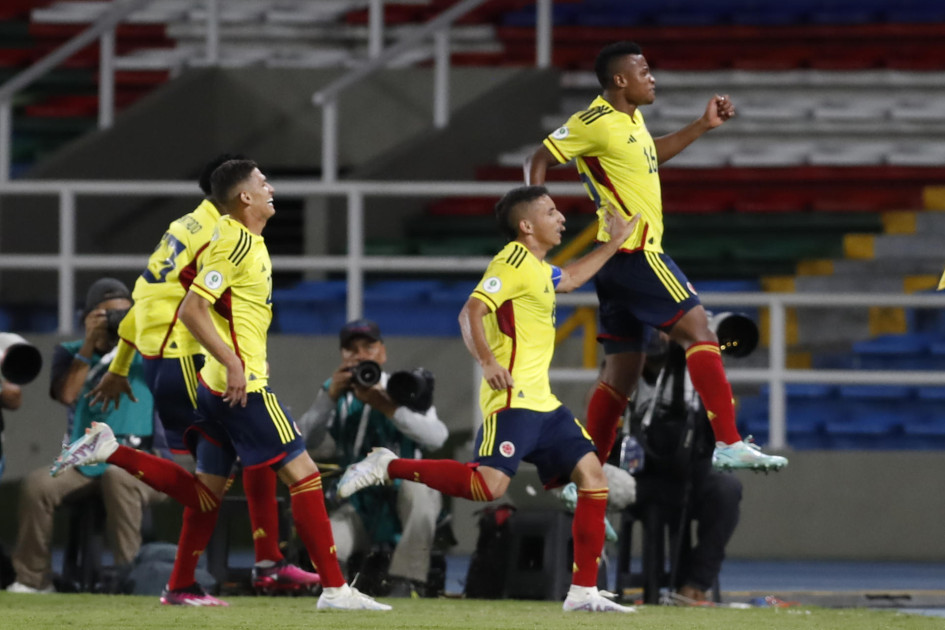 Óscar Cortés (en el aire) celebra uno de los dos tantos que anotó en el encuentro frente a Perú, para darle la victoria a la selección colombiana, que inició perdiendo ante los incas. Óscar Cortés (en el aire) celebra uno de los dos tantos que anotó en el encuentro frente a Perú, para darle la victoria a la selección colombiana, que inició perdiendo ante los incas.