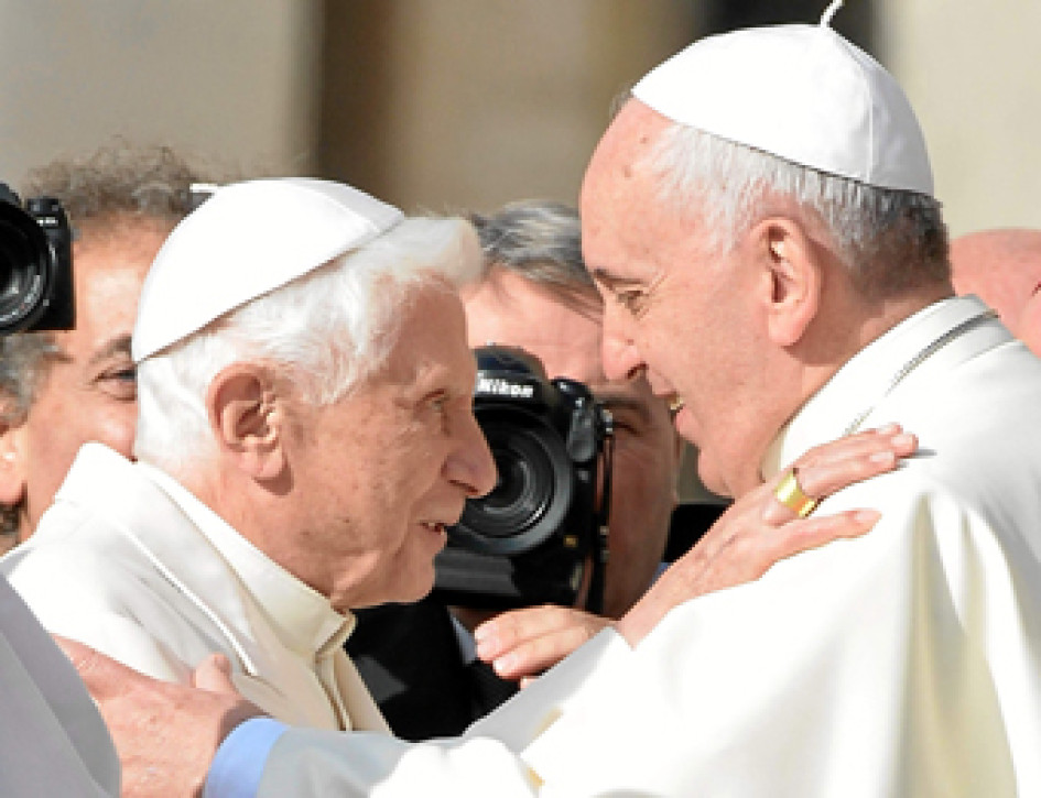 Los dos últimos papas: Benedicto XVI, fallecido el sábado, y Francisco. Desde hoy estará en capilla ardiente en la Basílica de San Pedro del Vaticano. Los dos últimos papas: Benedicto XVI, fallecido el sábado, y Francisco. Desde hoy estará en capilla ardiente en la Basílica de San Pedro del Vaticano.