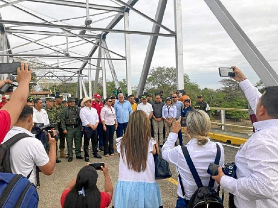El puente comunica al departamento de Arauca con el estado Apure. La apertura la dio el ministro de Transporte, Guillermo Reyes. El puente comunica al departamento de Arauca con el estado Apure. La apertura la dio el ministro de Transporte, Guillermo Reyes.