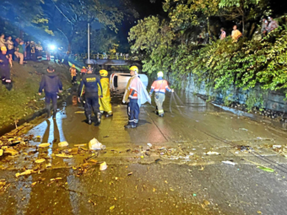 Foto | Tomada del Twitter @DAGRDMedellin | LA PATRIA Durante la emergencia el Cuerpo Oficial de Bomberos Medellín acompañó las diversas situaciones causadas por las fuertes lluvias en la ciudad. Foto | Tomada del Twitter @DAGRDMedellin | LA PATRIA Durante la emergencia el Cuerpo Oficial de Bomberos Medellín acompañó las diversas situaciones causadas por las fuertes lluvias en la ciudad.