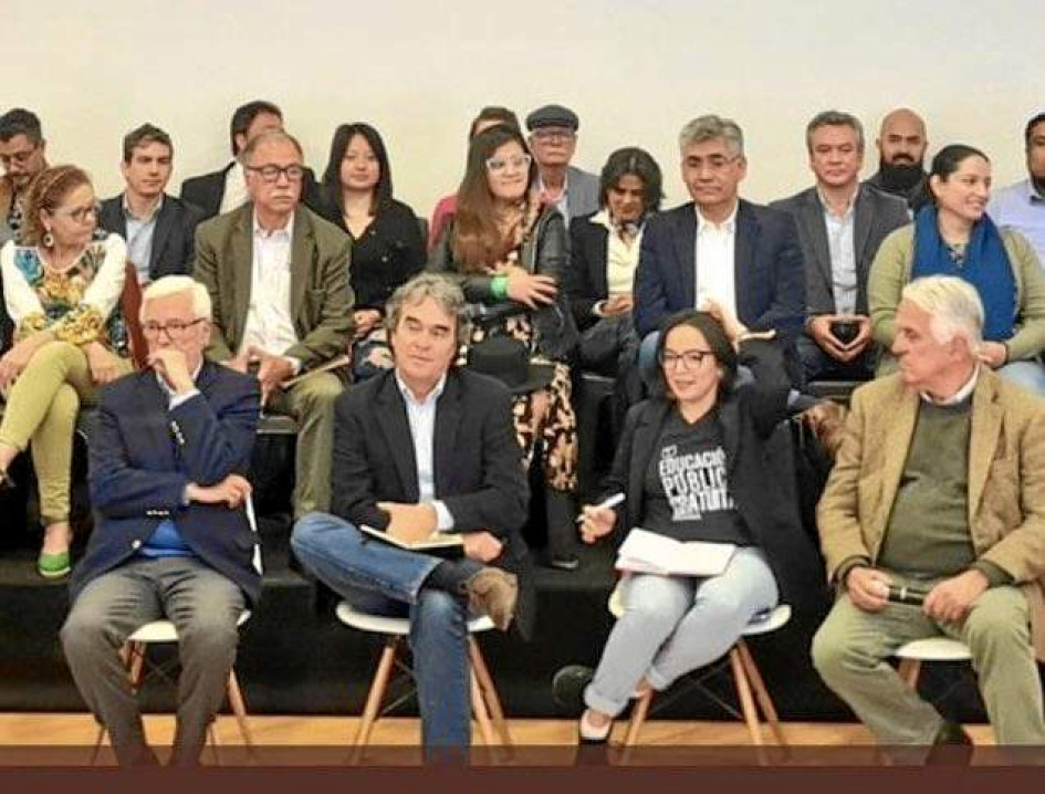Adelante, de izquierda a derecha: Sergio Fajardo junto a Jorge Robledo y la representante a la Cámara Jennifer Pedraza, del partido Dignidad. Adelante, de izquierda a derecha: Sergio Fajardo junto a Jorge Robledo y la representante a la Cámara Jennifer Pedraza, del partido Dignidad.