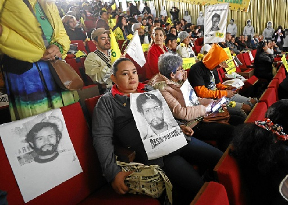 Foto | EFE | LA PATRIA Familiares de las víctimas se reunieron ayer en el Centro de Memoria Histórica, en Bogotá, que los recibió decorado con figuras de tamaño real con los nombres de los asesinados. En el lugar hubo también pancartas que decían: "Es hora ya de justicia para las víctimas del genocidio contra la Unión patriótica", todo en medio de rosas amarillas y verdes, los colores que identifican a esa colectividad política. Foto | EFE | LA PATRIA Familiares de las víctimas se reunieron ayer en el Centro de Memoria Histórica, en Bogotá, que los recibió decorado con figuras de tamaño real con los nombres de los asesinados. En el lugar hubo también pancartas que decían: "Es hora ya de justicia para las víctimas del genocidio contra la Unión patriótica", todo en medio de rosas amarillas y verdes, los colores que identifican a esa colectividad política.