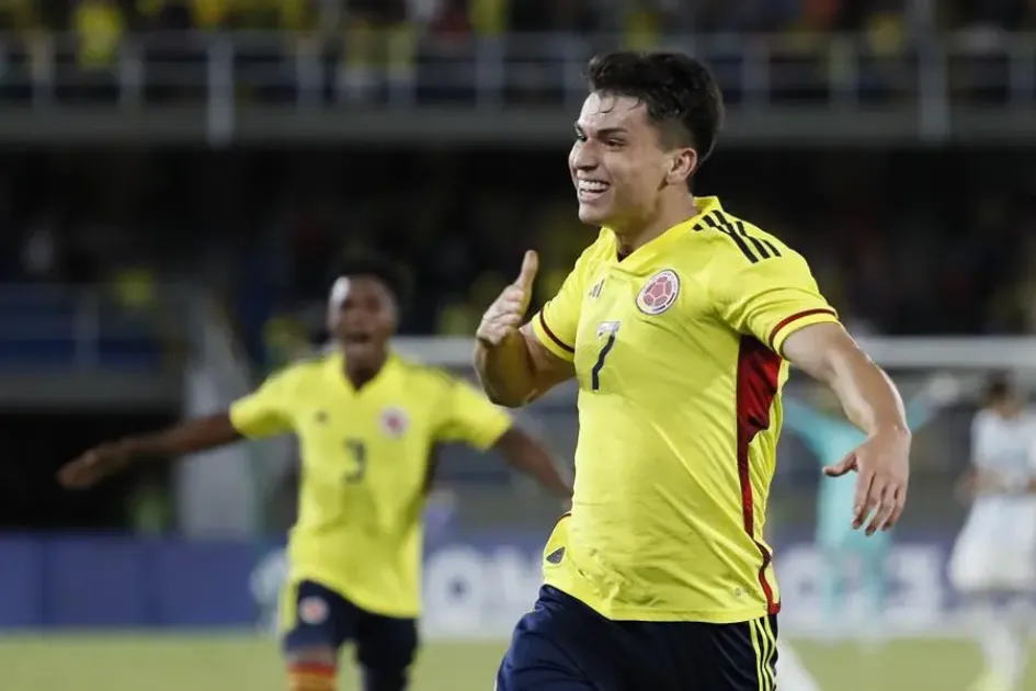 Juan Fuentes de Colombia celebra el gol del triunfo. Juan Fuentes de Colombia celebra el gol del triunfo.