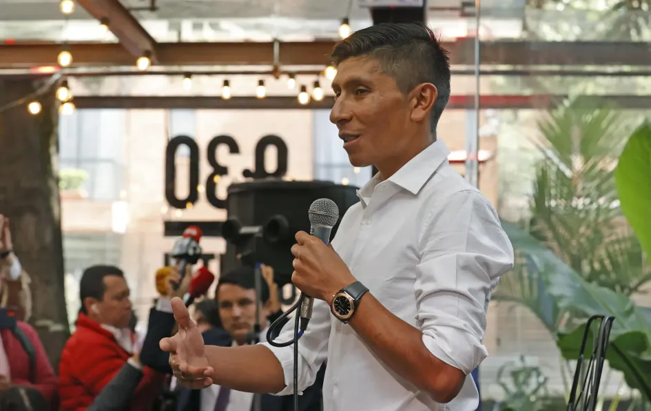 El ciclista Nairo Quintana habla durante una rueda de prensa hoy, en Bogotá, en donde anunció que está a la espera de conseguir un equipo para continuar compitiendo. El ciclista Nairo Quintana habla durante una rueda de prensa hoy, en Bogotá, en donde anunció que está a la espera de conseguir un equipo para continuar compitiendo.