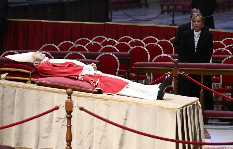 La primera ministra italiana, Giorgia Meloni (d), presenta sus respetos al fallecido papa emérito Benedicto XVI mientras visita la capilla ardiente instalada en la basílica de San Pedro del Vaticano este lunes. La primera ministra italiana, Giorgia Meloni (d), presenta sus respetos al fallecido papa emérito Benedicto XVI mientras visita la capilla ardiente instalada en la basílica de San Pedro del Vaticano este lunes.