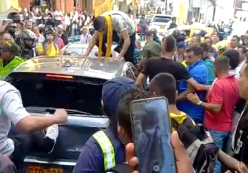 Mientras a los heridos los atendían, otras personas destruían el carro involucrado.